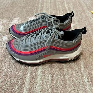 *PRICE DROP* Super cute Nike Air Max, worn 2x, great condition! Size 6